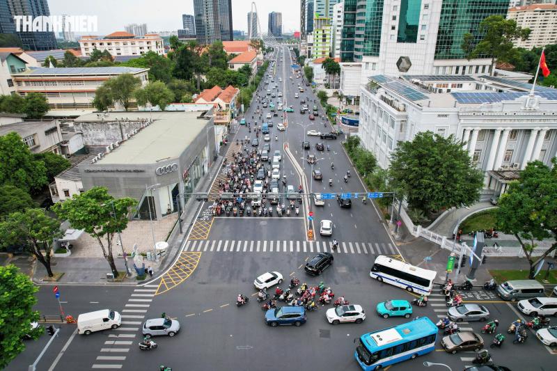 Cho rẽ phải khi đèn đỏ ở TP.HCM: Bất ngờ cảnh ai cũng nhường đường - Ảnh 3.