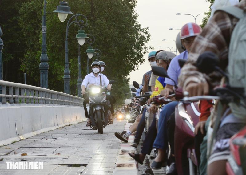 Khó tin: Xe máy chạy 'rần rần' lên vỉa hè sắp mở làn riêng cho xe đạp - Ảnh 5.