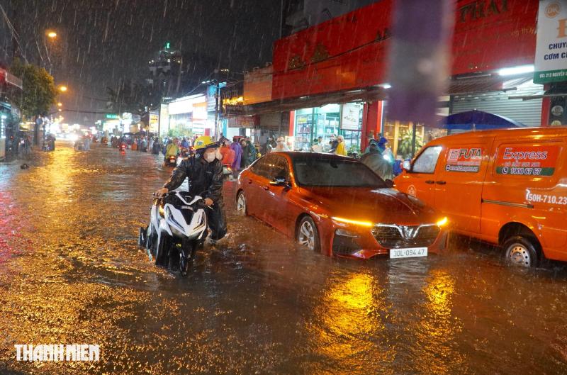 Mưa lớn, đường ngập hơn 2 tiếng, người dân bị kẹt trên đường về nhà  - Ảnh 4.