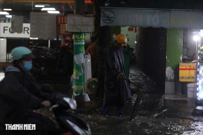 Mưa lớn giữa trưa ở TP.HCM, đường Nguyễn Duy Trinh ngập nước kéo dài- Ảnh 7.