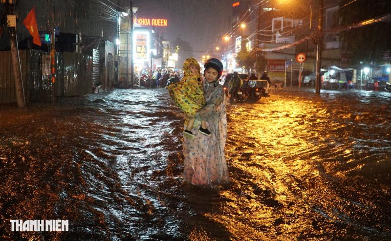 Mưa lớn, đường ngập hơn 2 tiếng, người dân bị kẹt trên đường về nhà  - Ảnh 5.