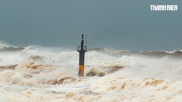 Vụ chìm 2 tàu cá trên biển Quảng Trị: Cứu được ngư dân thứ 9 - Ảnh 3.