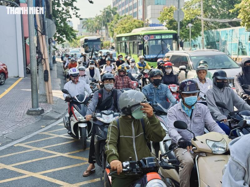  RẼ PHẢI KHI ĐÈN ĐỎ- Ảnh 1.
