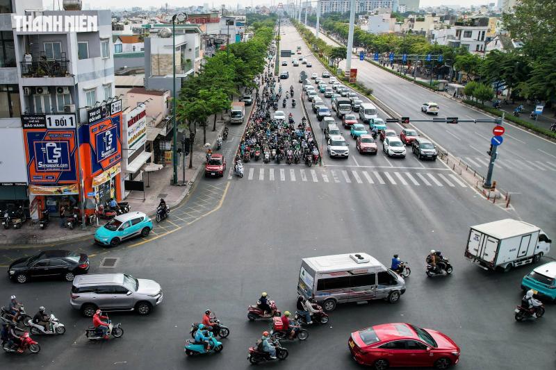 Cho rẽ phải khi đèn đỏ ở TP.HCM: Bất ngờ cảnh ai cũng nhường đường - Ảnh 8.