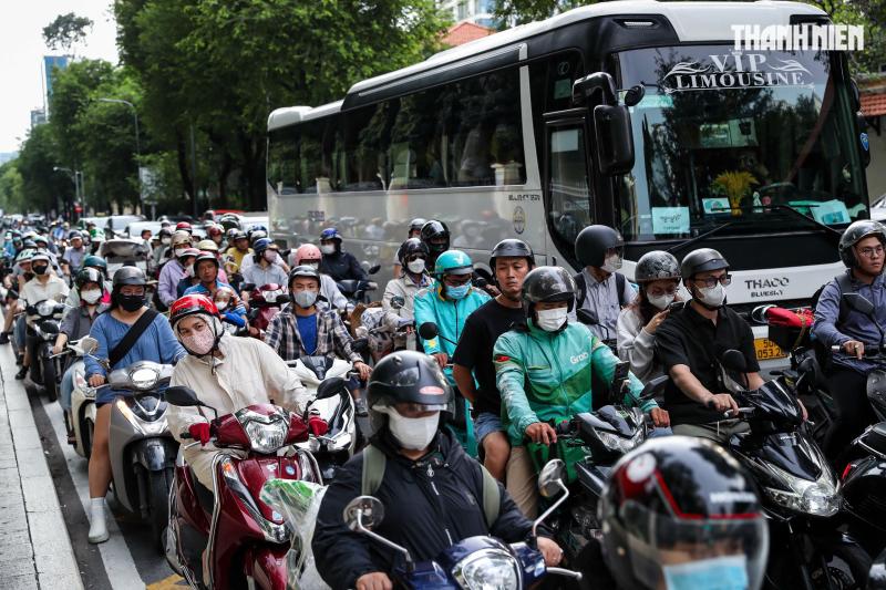 Cho rẽ phải khi đèn đỏ nhưng không được nhường đường: 'Chỗ đâu mà nhường?' - Ảnh 4.
