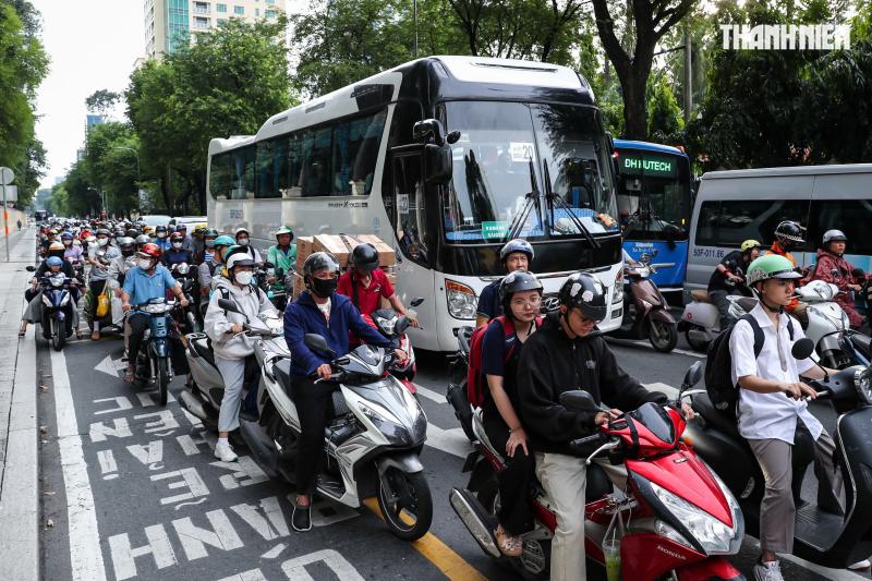 Cho rẽ phải khi đèn đỏ nhưng không được nhường đường: 'Chỗ đâu mà nhường?' - Ảnh 5.