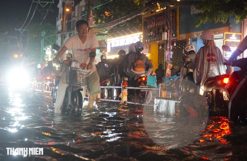 Mưa lớn chiều tối nay: Đường ở TP.HCM ngập nước hơn 2 tiếng sau cơn mưa- Ảnh 4.