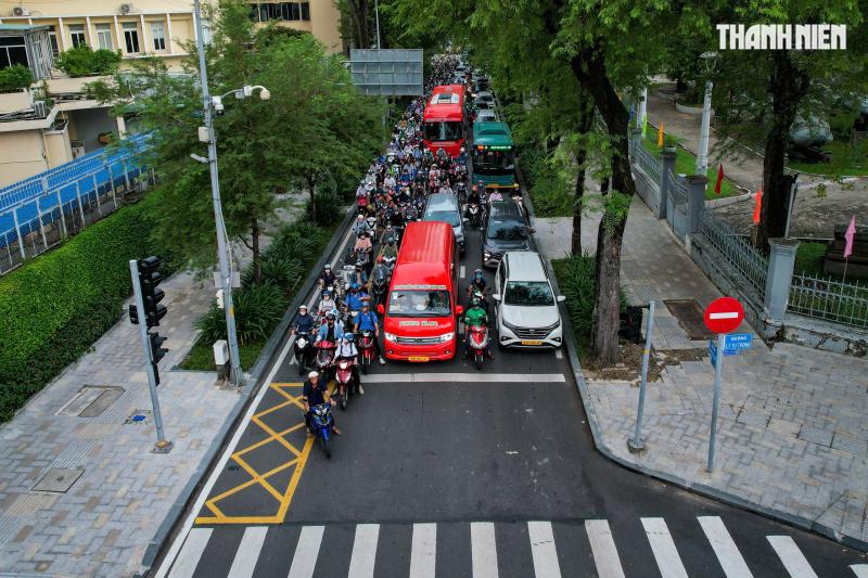 Cho rẽ phải khi đèn đỏ nhưng không ai nhường: Người đi đường bức xúc - Ảnh 5.