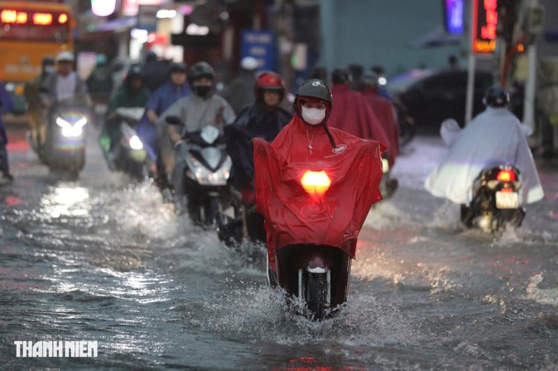 Mưa lớn giữa trưa ở TP.HCM, đường Nguyễn Duy Trinh ngập nước kéo dài- Ảnh 5.