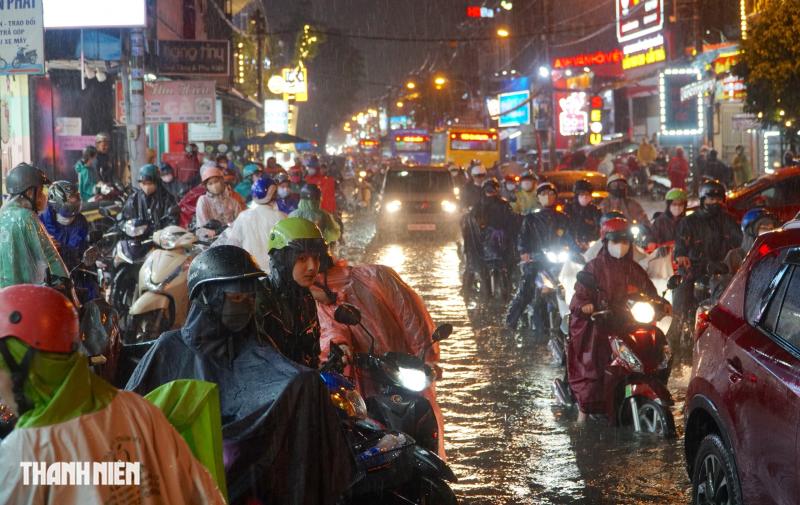Mưa lớn, đường ngập hơn 2 tiếng, người dân bị kẹt trên đường về nhà  - Ảnh 6.