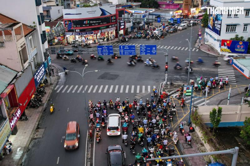 Cho rẽ phải khi đèn đỏ nhưng không ai nhường: Người đi đường bức xúc - Ảnh 3.