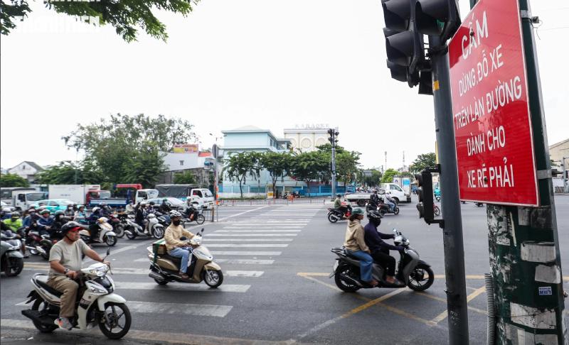 Cho rẽ phải khi đèn đỏ ở TP.HCM: Bất ngờ cảnh ai cũng nhường đường - Ảnh 9.