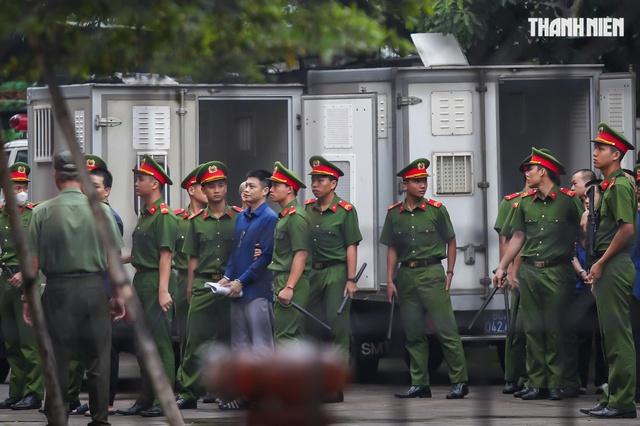 Áp giải trùm giang hồ Bình 'Kiểm' và đồng phạm đến tòa- Ảnh 2.