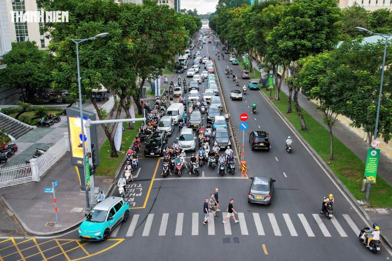 Cho rẽ phải khi đèn đỏ ở TP.HCM: Bất ngờ cảnh ai cũng nhường đường - Ảnh 4.