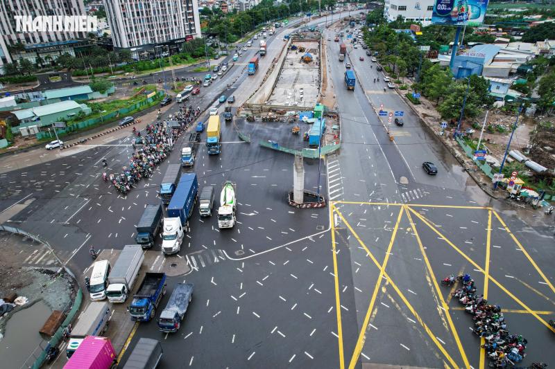 Xóa vạch kẻ đường như ma trận ở nút giao An Phú - Ảnh 1.