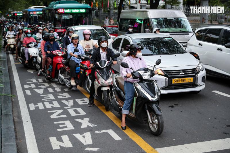 Cho rẽ phải khi đèn đỏ nhưng không được nhường đường: 'Chỗ đâu mà nhường?' - Ảnh 3.