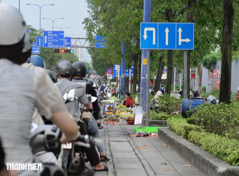 Khó tin: Xe máy chạy 'rần rần' lên vỉa hè sắp mở làn riêng cho xe đạp - Ảnh 8.
