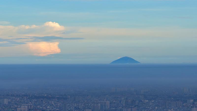 Sáng nay, từ TP.HCM nhìn thấy núi Bà Đen ở Tây Ninh: Ngắm khoảnh khắc thú vị - Ảnh 1.