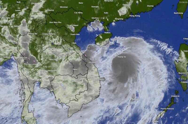 Bão số 10 có lúc di chuyển nhanh gấp 3 bình thường, mắt bão đang hình thành - Ảnh 1.