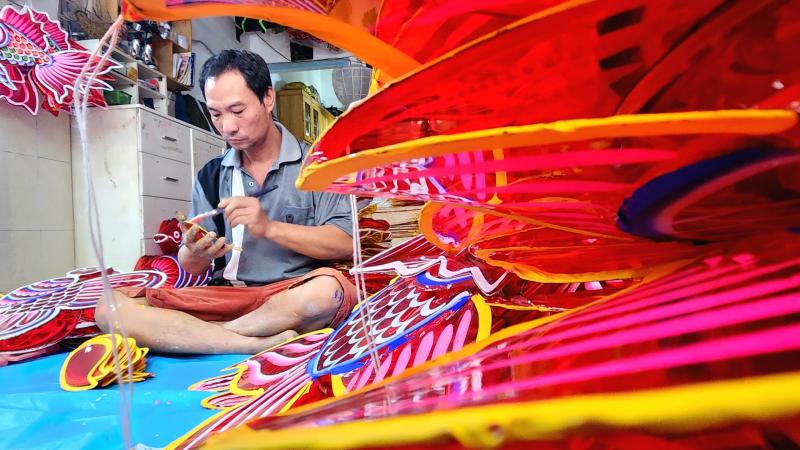 Lồng đèn độc lạ bạc triệu: Cặp cua sinh tử, cá sấu khổng lồ... - Ảnh 2.