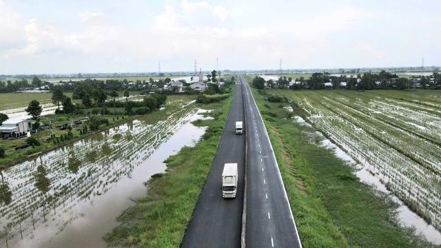 Đường 'ổ gà' thành cao tốc huyết mạch ĐBSCL, xe chạy bon bon 90 km/giờ- Ảnh 2.