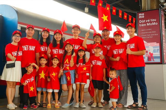 Hào khí trên chuyến tàu SE3 nhân dịp Quốc khánh 80 năm độc lập của dân tộc - Ảnh 6.