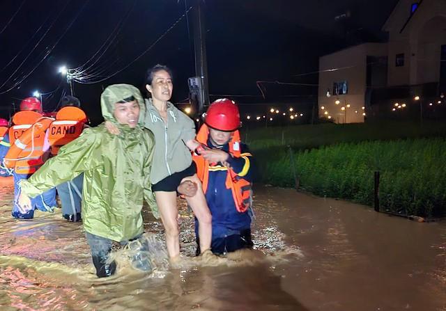 Lâm Đồng: Cứu hộ nhiều người dân bị mắc kẹt trong ngập lụt- Ảnh 5.