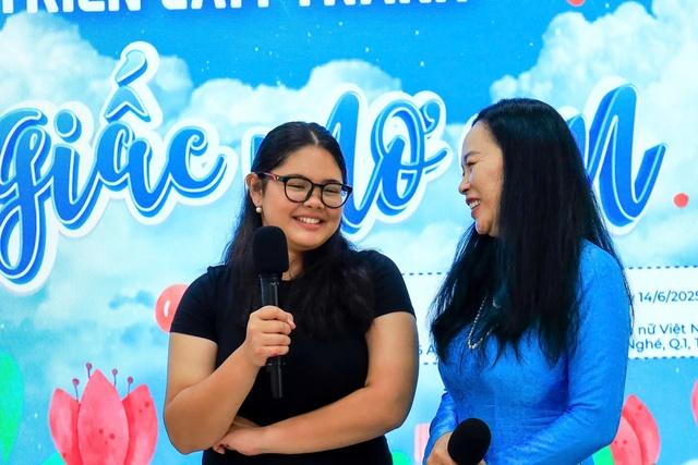 Triển lãm vẽ tranh của cô bé 15 tuổi giúp nữ sinh nghèo có áo dài mới - Ảnh 1.