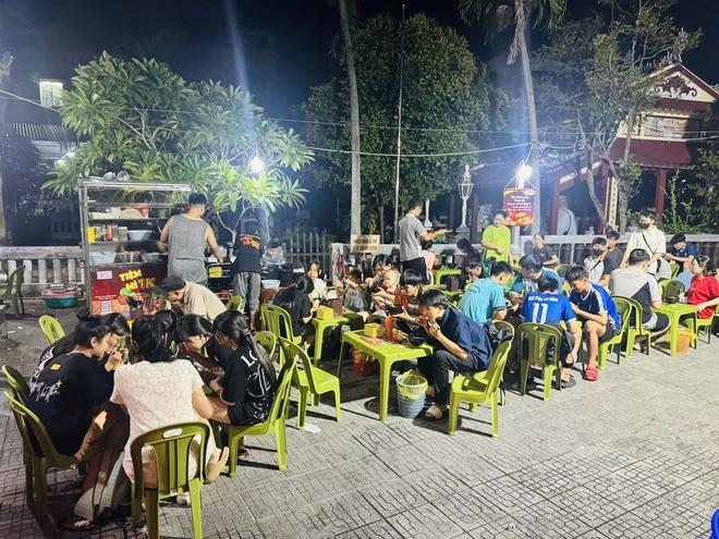 Lan tỏa trên mạng xã hội: Điều bất ngờ sau những tô mì 1.000 đồng ở Huế - Ảnh 2.