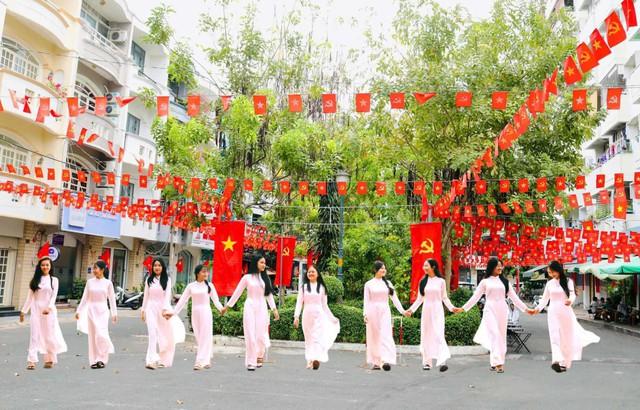 Triển lãm vẽ tranh của cô bé 15 tuổi giúp nữ sinh nghèo có áo dài mới - Ảnh 4.