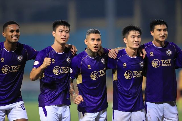 Bảng xếp hạng V-League: Thanh Hóa thua ngược Hà Nội đầy cay đắng, dễ bị HAGL đẩy xuống tận đáy- Ảnh 2.