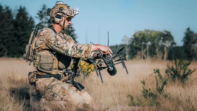 UAV giờ uy lực hơn nhờ tấn công bầy đàn bằng AI - Ảnh 4.
