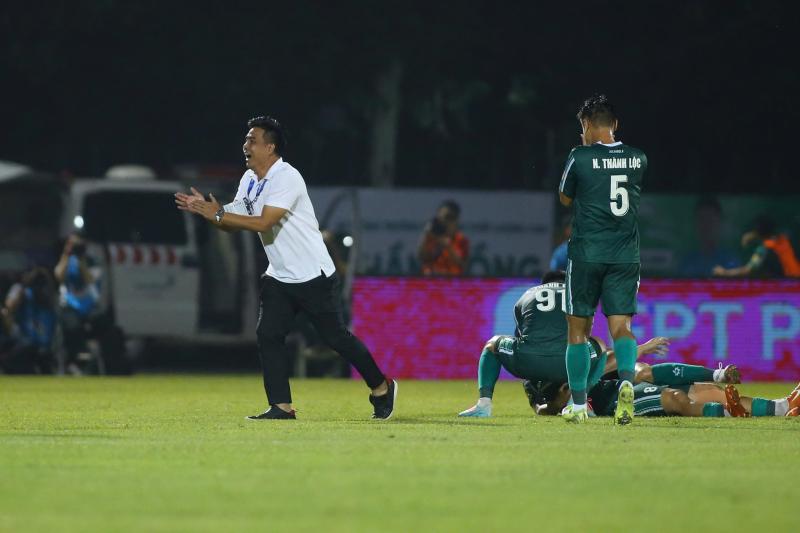 Minh Vương lập siêu phẩm đá phạt 'tuyệt đối điện ảnh', đội Công Phượng gieo sầu thầy cũ - Ảnh 5.