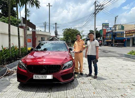 CSGT TP.HCM phạt tài xế ô tô chuyển làn ẩu suýt gây tai nạn- Ảnh 1.
