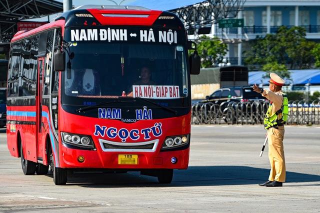 CSGT TP.HCM tổng kiểm tra ngừa tai nạn, tài xế lơ là dễ mất tiền triệu- Ảnh 3.
