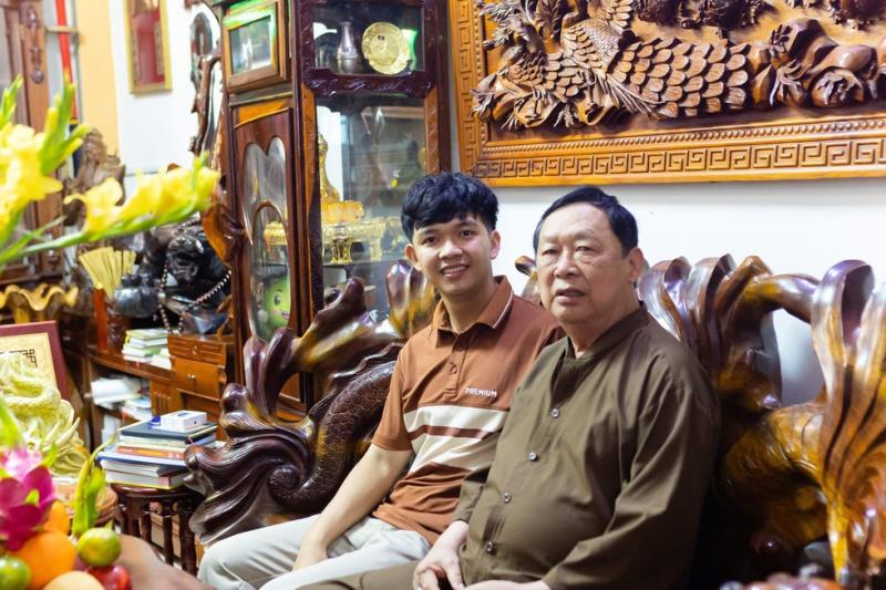 Vu Lan năm nay, con cài hoa hồng nhạt trên ngực áo - Ảnh 1.