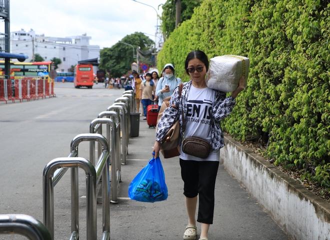 Chưa hết nghỉ lễ 2.9, đông người miền Tây lỉnh kỉnh hành lý trở lại TP.HCM sớm - Ảnh 7.