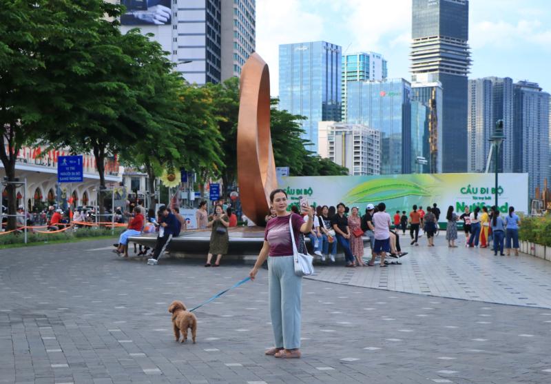 Dòng người đổ về trung tâm TP . HCM chờ bắn pháo hoa mừng Quốc khánh 2 . 9 - Ảnh 4.