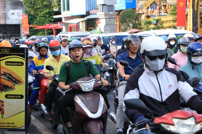 Hết nghỉ lễ 2.9: Sáng nay, đường phố TP.HCM nhộn nhịp trở lại  - Ảnh 2.