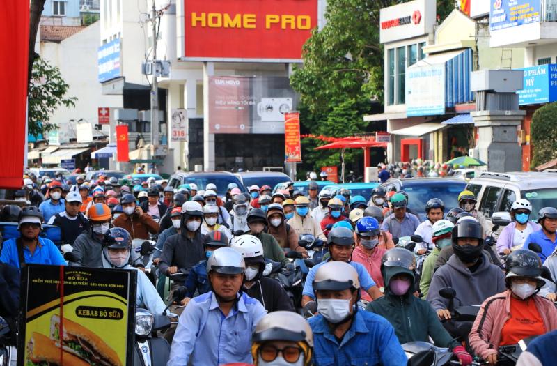 Hết nghỉ lễ 2.9: Sáng nay, đường phố TP.HCM nhộn nhịp trở lại  - Ảnh 3.