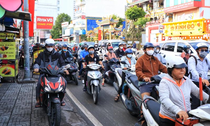 Hết nghỉ lễ 2.9: Sáng nay, đường phố TP.HCM nhộn nhịp trở lại  - Ảnh 7.