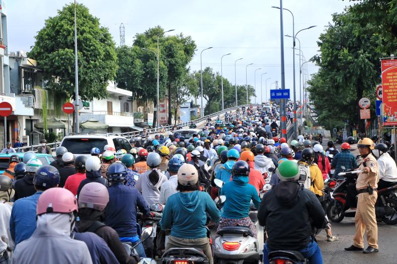Hết nghỉ lễ 2.9: Sáng nay, đường phố TP.HCM nhộn nhịp trở lại  - Ảnh 1.