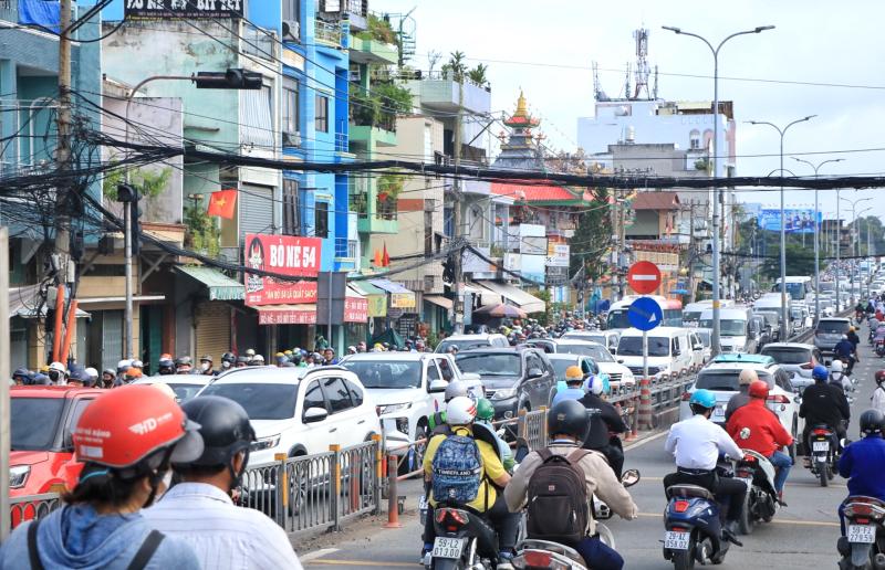 Hết nghỉ lễ 2.9: Sáng nay, đường phố TP.HCM nhộn nhịp trở lại  - Ảnh 4.