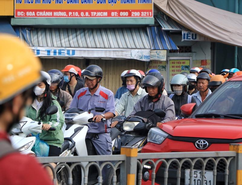 Hết nghỉ lễ 2.9: Sáng nay, đường phố TP.HCM nhộn nhịp trở lại  - Ảnh 6.