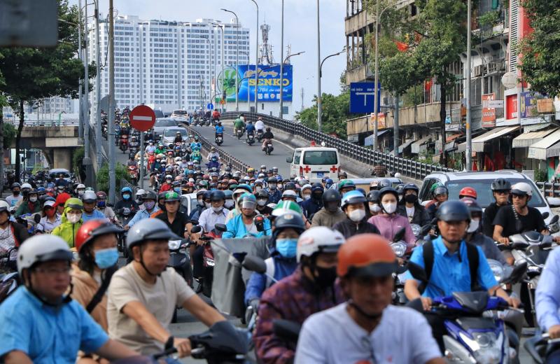 Hết nghỉ lễ 2.9: Sáng nay, đường phố TP.HCM nhộn nhịp trở lại  - Ảnh 8.