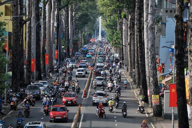 Thời tiết TP.HCM hôm nay tiếp tục mưa lớn từ trưa, cảnh báo ngập nước - Ảnh 2.
