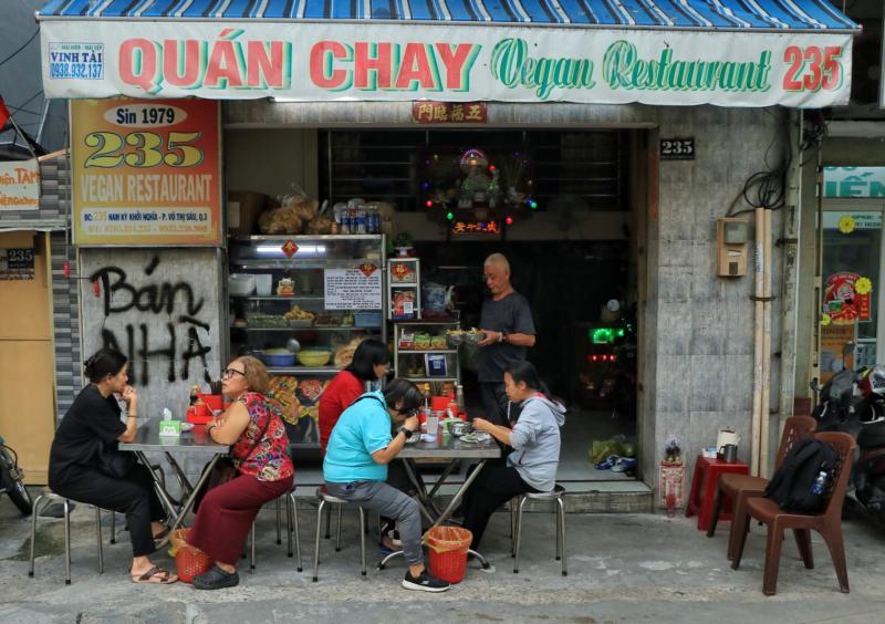 Quán chay gần chùa Vĩnh Nghiêm tồn tại gần nửa thế kỷ: Ông chủ... lạ đời- Ảnh 1.
