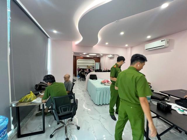 Công an TP.HCM khởi tố chủ cơ sở thẩm mỹ hút mỡ bụng trái phép- Ảnh 1.