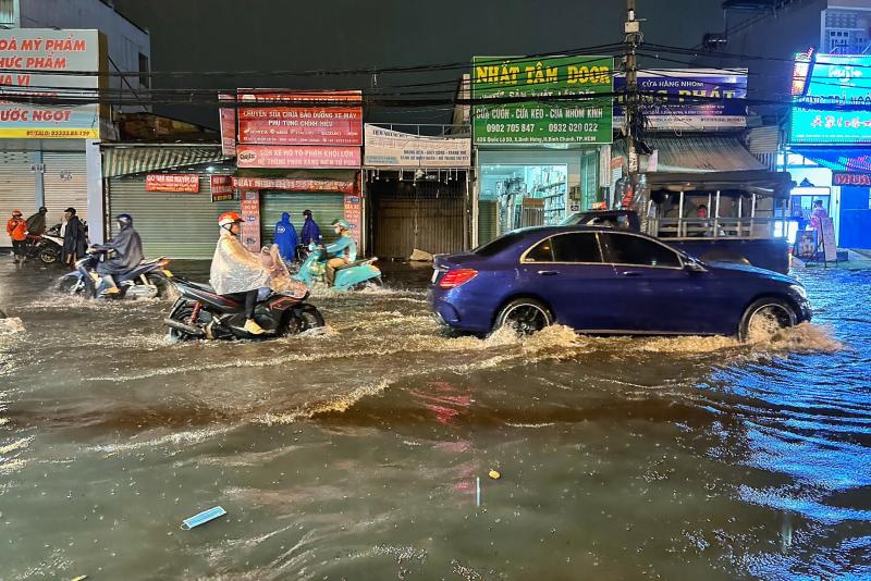 TP.HCM có mưa lớn trong đêm: Người dân chật vật 'vượt sóng' trên Quốc lộ 50 - Ảnh 2.