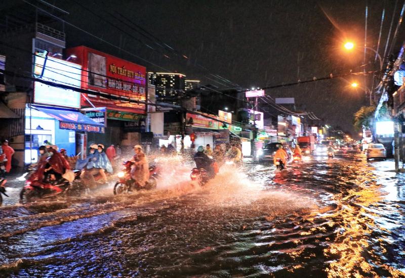 TP.HCM có mưa lớn trong đêm: Người dân chật vật 'vượt sóng' trên Quốc lộ 50 - Ảnh 3.